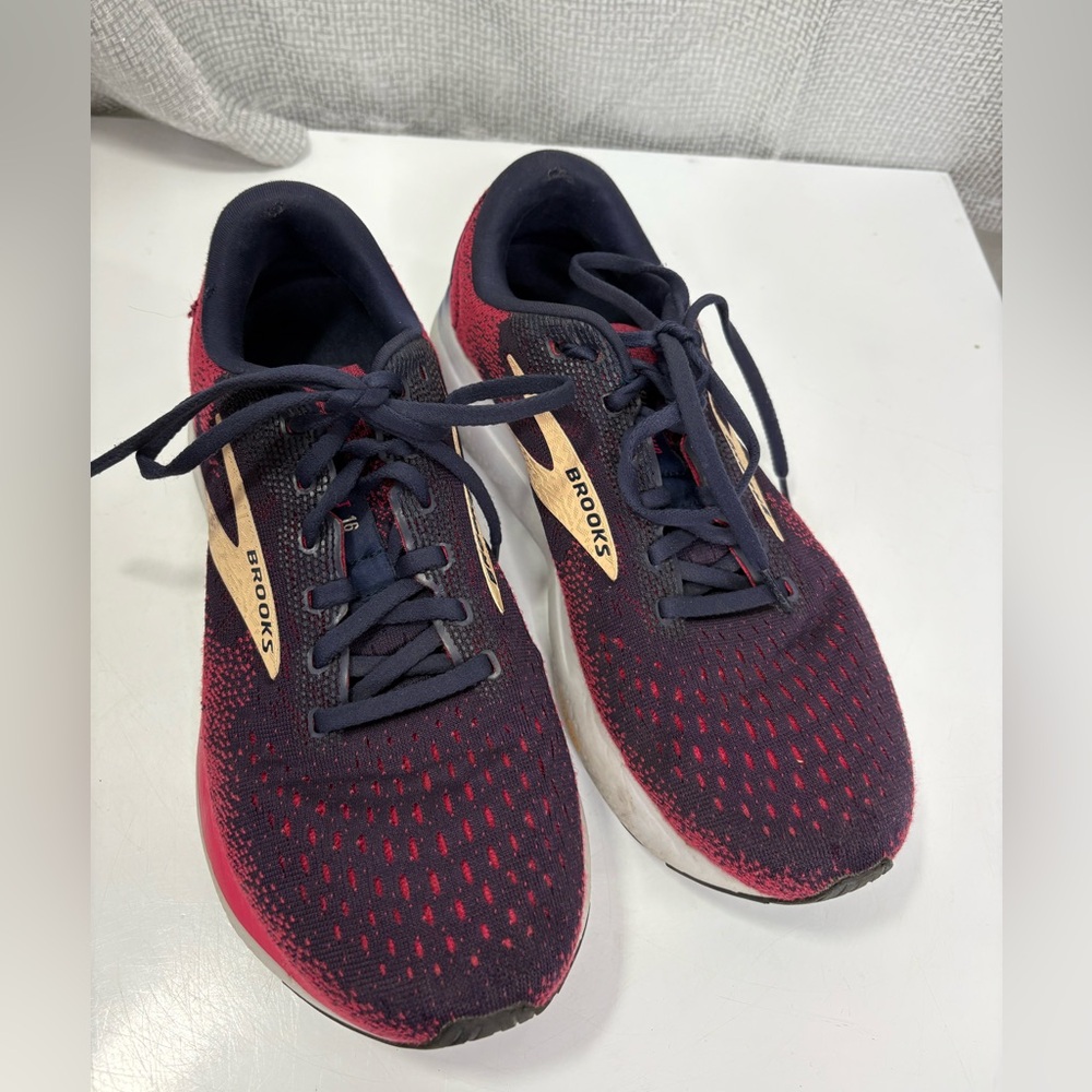 Brooks Ghost 16 womens Navy and Red Athletic Shoes size 9.5